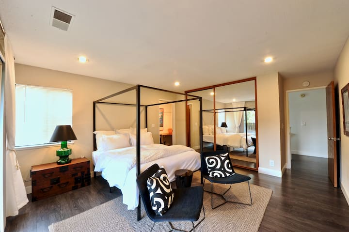 Amplio dormitorio principal con oficina escondida para llamadas de trabajo. 