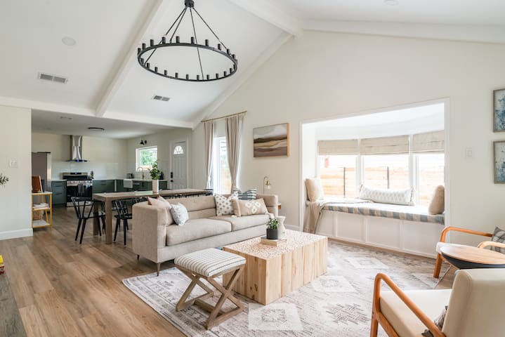 4BR Retreat:Modern Amenities, Private Backyard BBQ