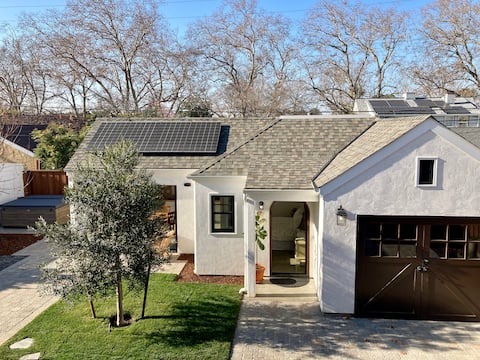 Successful Airbnb property: Garden Cottage w/ Hot Tub • centrally located in Rose Garden