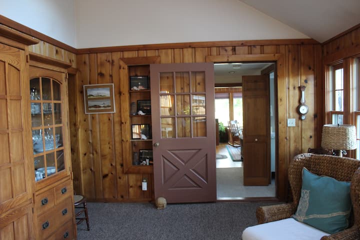 гледа от всекидневната към всекидневната