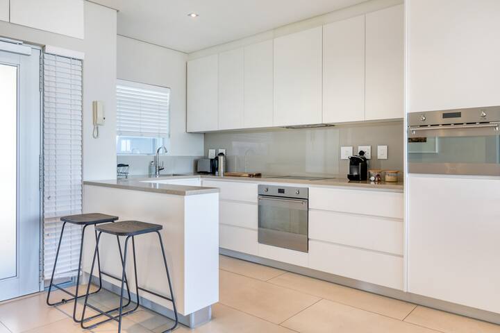 Lovely, Secure, 2 bed in Bantry Bay with Sea Views gallery image 2