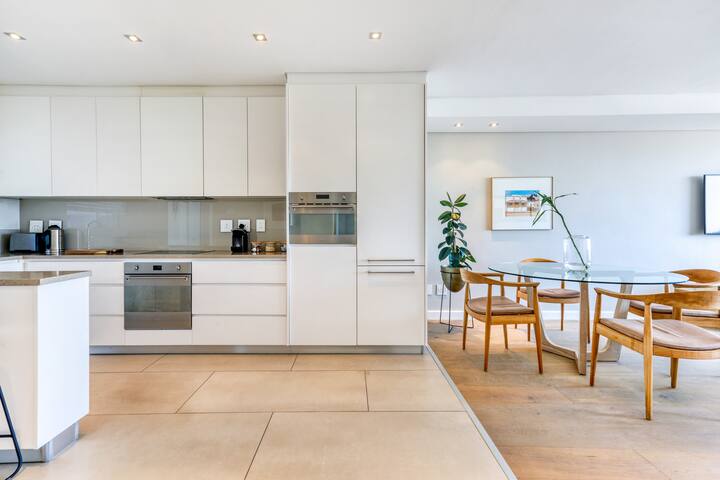 Lovely, Secure, 2 bed in Bantry Bay with Sea Views gallery image 4