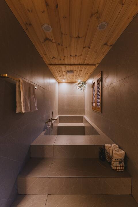 Interlining: Private space in the jacuzzi and garden