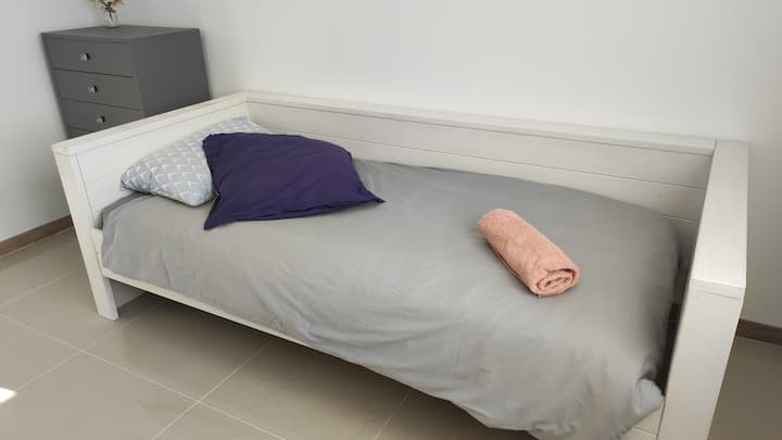 Chambre  avec son lit banquette et son lit en semi-hauteur