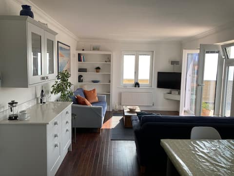 Popular Airbnb listing: Luxury Beach Apartment with direct beach access in Freshwater