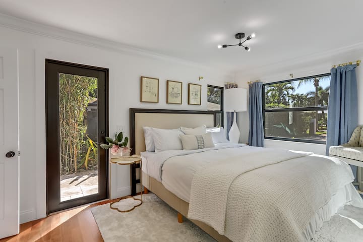 غرفة النوم الرئيسية:  سرير بحجم كبير مع باب يؤدي إلى فناء ليلي.