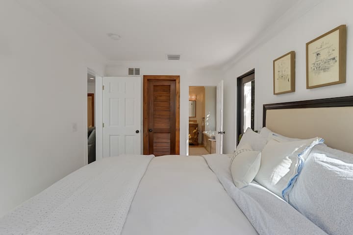 غرفة النوم الرئيسية:  مع فناء قريب للمشي ، لمقهى خاص للزوجين في الصباح