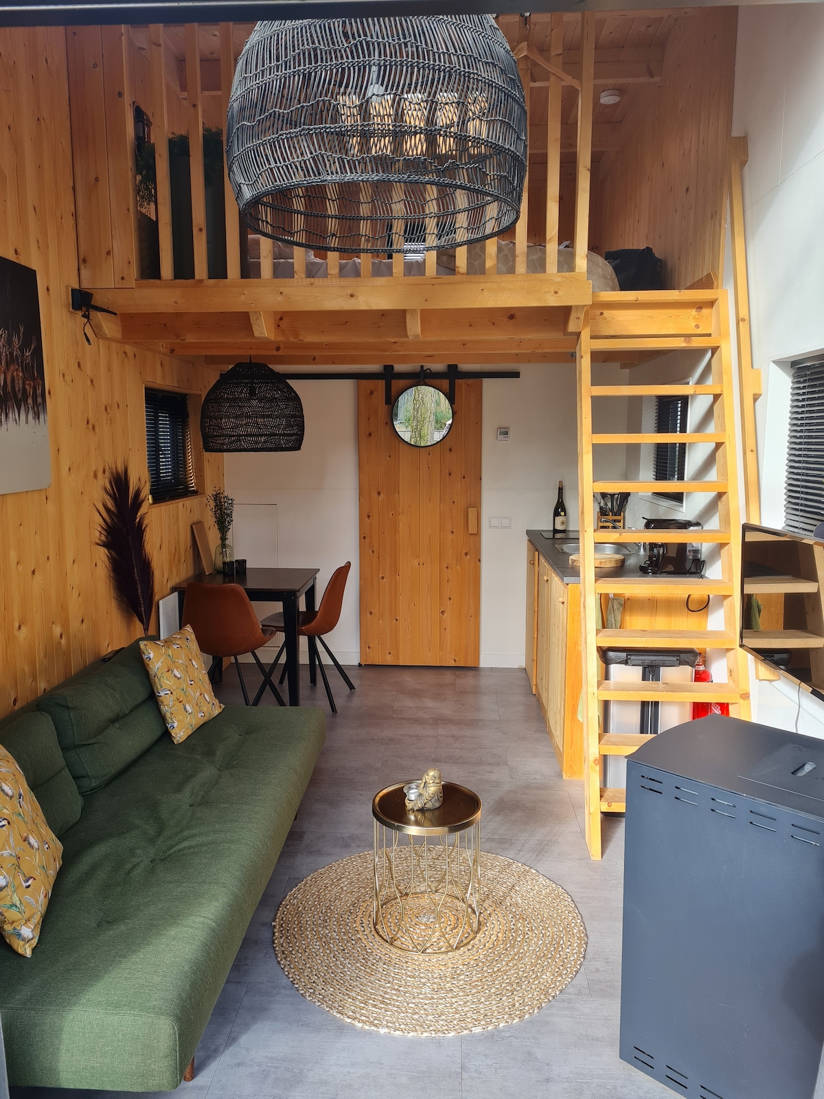 Successful Airbnb property: Cozy & Atmospheric Tiny House on the Veluwe with Hot Tub in Otterlo Dorp