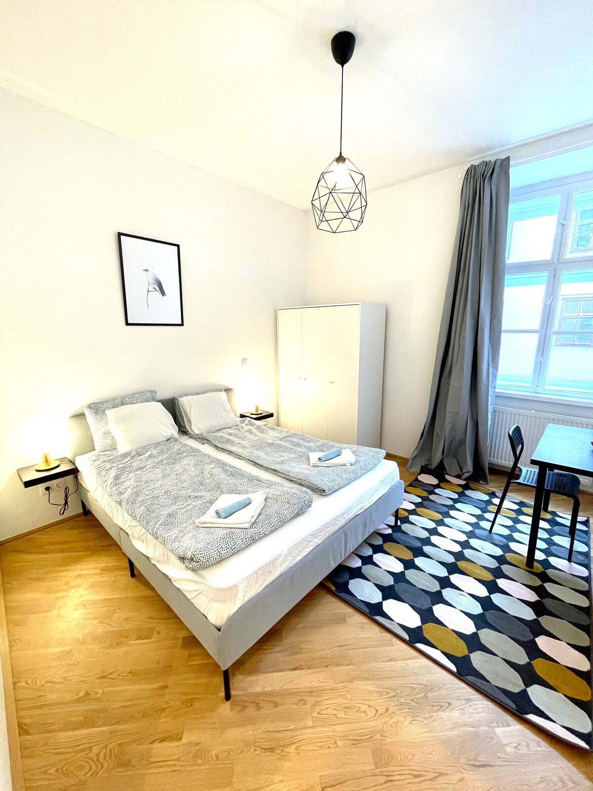 Ერთადგილიანი საწოლი 193 × 203 სმ ზომის ორადგილიანი საწოლით