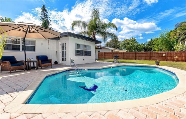 Heated Pool Oasis Dog/family Welcome! 6mi-beaches & 2mi To Dwtn! Fast/free Wi-fi - Clearwater, FL