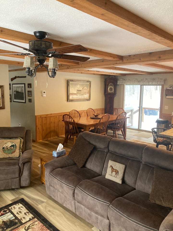 Secluded home near Lk w/dock space on lake Houses for Rent in