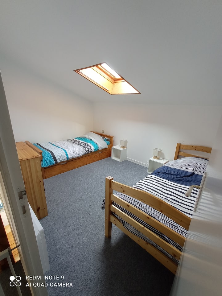 3 מיטות 90x190 ס"מ כולל מיטה נפתחת (מיטת מגירה עולה לאותו גובה) 