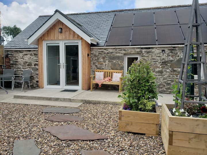 Cosy 1 bedroom converted barn with private garden