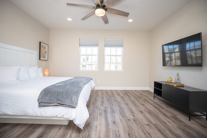 二楼卧室配备加大双人床（ 3号卧室）