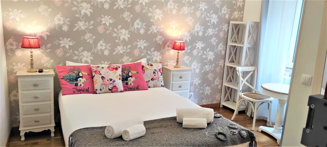 Guesthouse 5 suites 10 guests 5WC Avenue Liberty gallery image 4