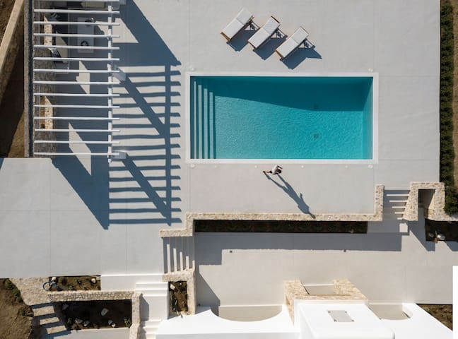 Mesmerizing 5bed Villa with Pool in Kanalia gallery image 2