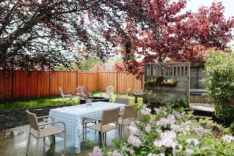Historic 5 Bdrm House Hot Tub Dogs OK Sleeps 10
