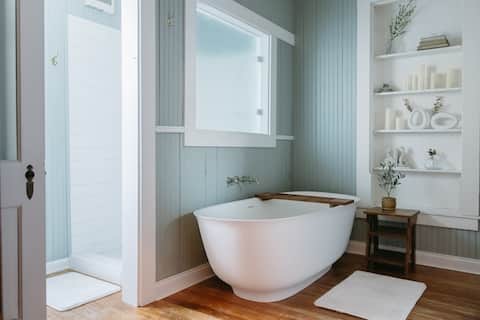 Historic 5 Bdrm House Hot Tub Dogs OK Sleeps 10