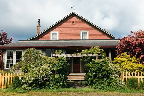 Historic 5 Bdrm House Hot Tub Dogs OK Sleeps 10