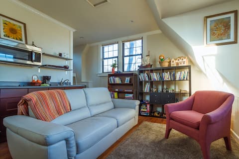 Popular Airbnb listing: Historic Travis Heights Guesthouse - near SoCo in South River City
