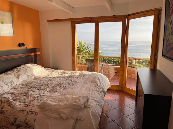 Dhomë gjumi kryesore me pamje nga oqeani dhe tarracë me hamak