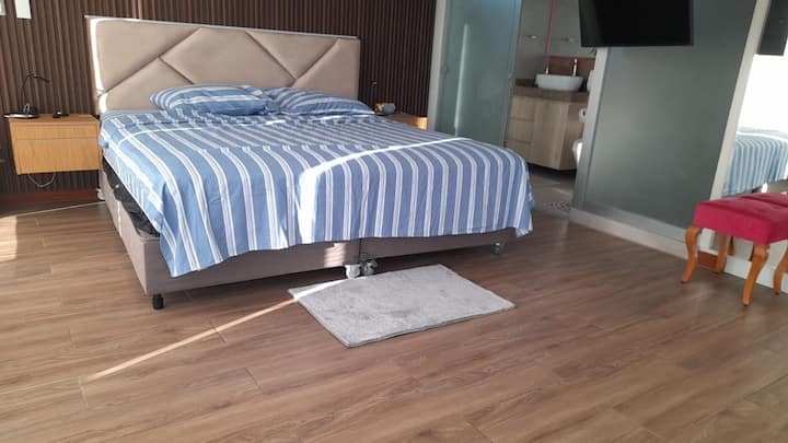 Hovedsoveværelse med spektakulær havudsigt, kingsize-dobbeltseng med to stearinlys med deres lampe, loftsventilator, 43"tv, spansk badeværelse og bruser og skab