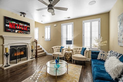 Luxury & Highly furnished upscale w Patio & Garage