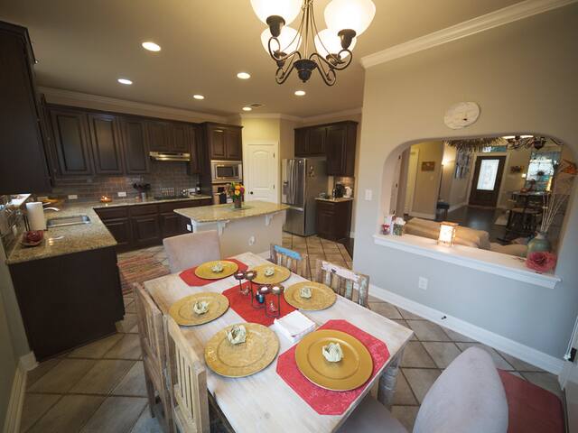 Artsy Haven in South Austin gallery image 5