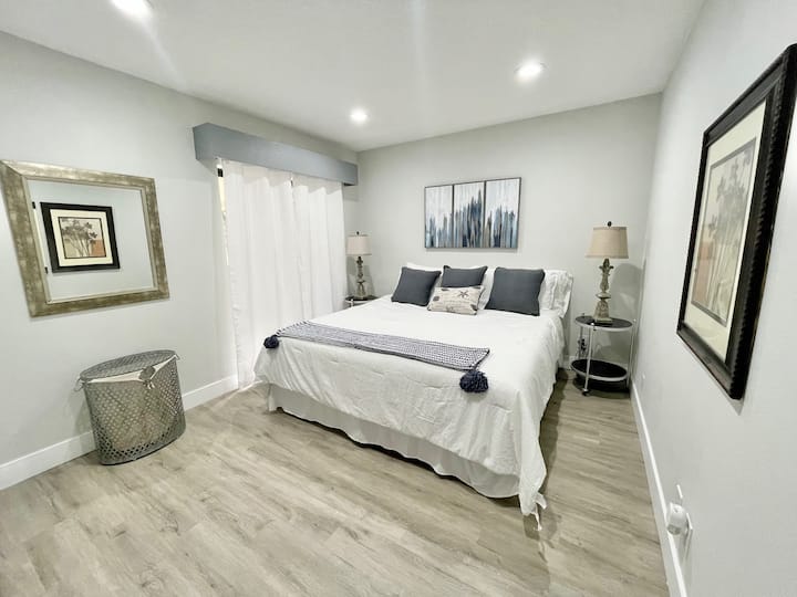 Chambre avec porte vers le balcon