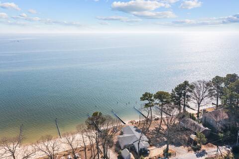 Waterfront Bay Cottage w/ Your Own Private Beach
