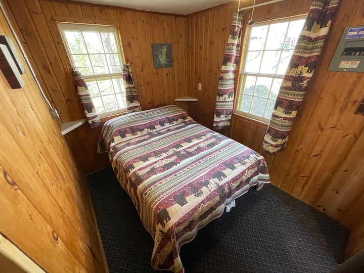 Спалнята на дървена колиба 6 с двойно легло
