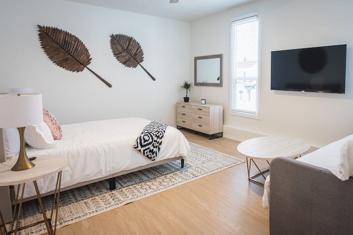 ห้องนอน 4 ห้องสวีทพร้อมเตียงควีนไซส์และเตียงนอนเล่นพร้อมที่รองนั่ง (2 ฝาแฝด) พาทั้งครอบครัวมาพร้อมห้องสำหรับเล่นเป็นฝูง 