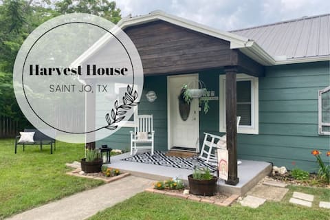 Vineyard Charm w/ Hot Tub in Saint Jo