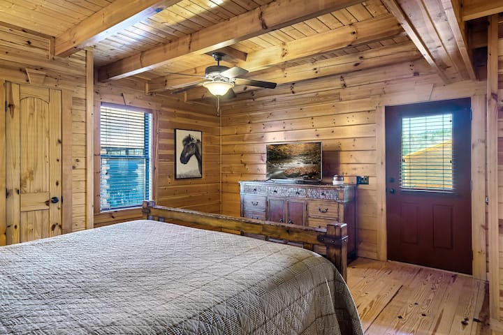 เตียงคิงไซส์และจอแบนขนาด 42 นิ้วพร้อมเคเบิลทีวีในห้องนอน