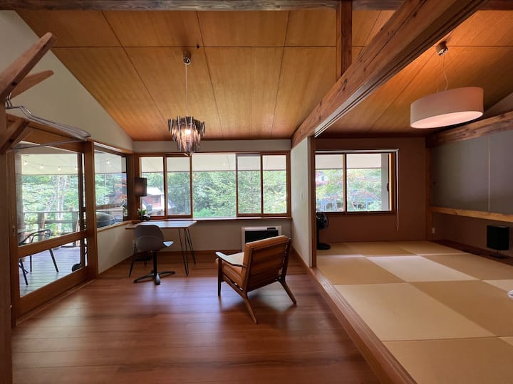 Vedľa priestoru na čítanie na jednolôžkovej pohovke sa nachádza pracovný priestor s písacím stolom a spálňa v japonskom štýle.