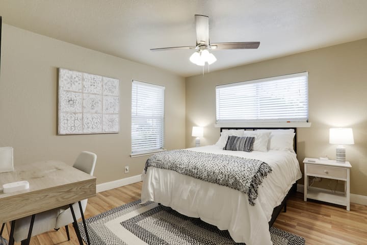 [Queen Bedroom #2] Mtindo wa kisasa ulio na kituo cha kazi cha kujitegemea na Wi-Fi mahususi hufanya kazi-kutoka nyumbani kuwa hewa safi!