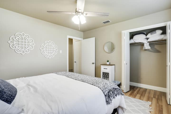 [Queen Bedroom #3] Ikiwa na fanicha zilizoboreshwa na umaliziaji maridadi. 