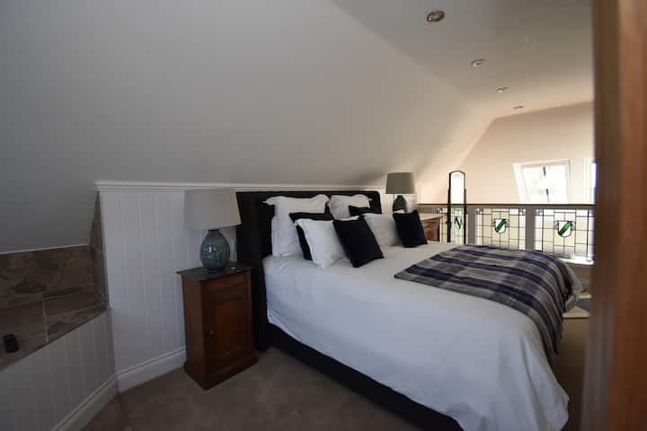 Ანტრესოლის მთავარი საძინებელი ორკაციანი მორევიანი აბაზანით