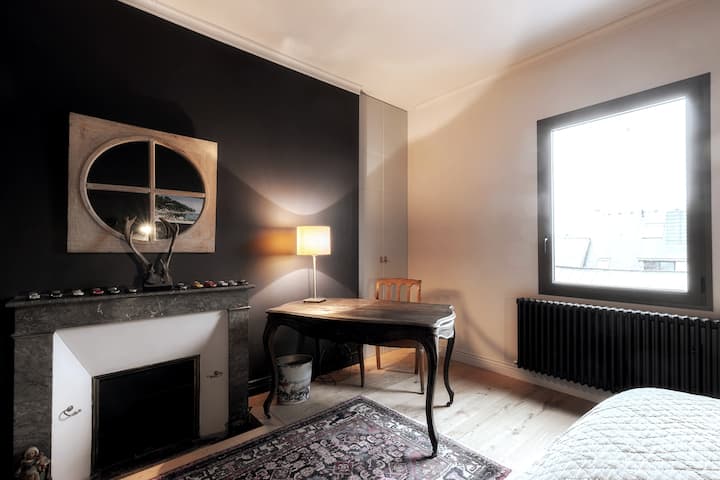 Glavna spavaća soba s krevetom dimenzija 180 x 200