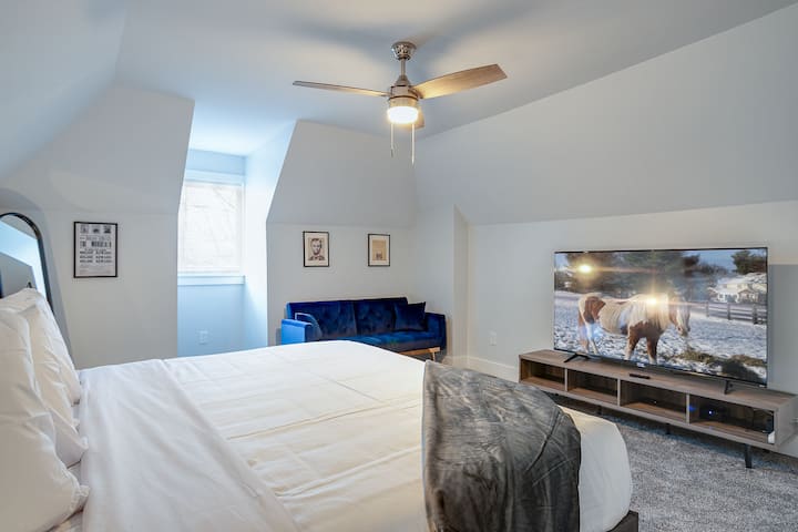 The Presidential - Master Suite - King Size - Love Seat- w/ 65 Inch Smart TV