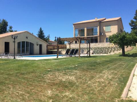 Villa with pool, air-conditioned rooms, near Isle Sorgue