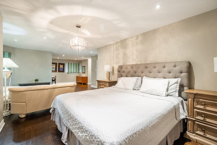 El dormitorio principal es espacioso 1000 SF con un baño privado, una acogedora sala de estar y un cómodo escritorio de trabajo