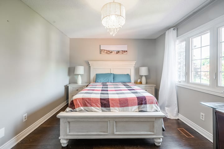 Dormitorio en el piso de arriba con cama tamaño queen