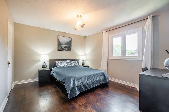 Dormitorio en el piso superior con una cama tamaño queen.