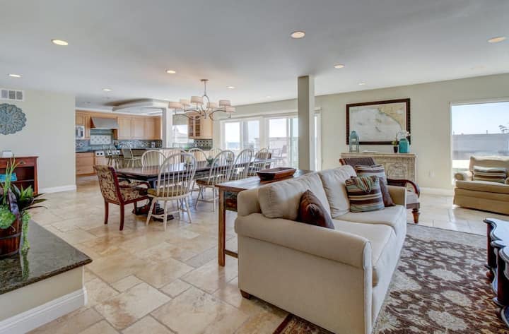 宽敞的开放式布局，从美食厨房到用餐区再到客厅，均可欣赏到无与伦比的海景。