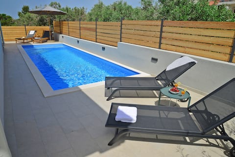 New 4-bedroom villa with swimming pool