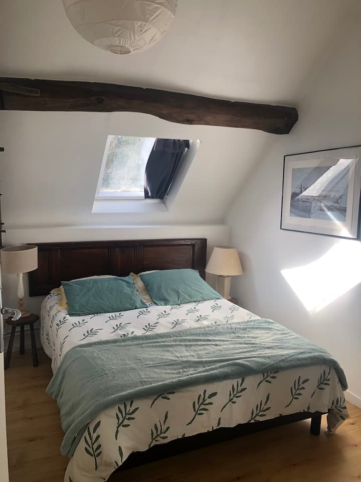 Стая със 140 широки легла и гардероб.