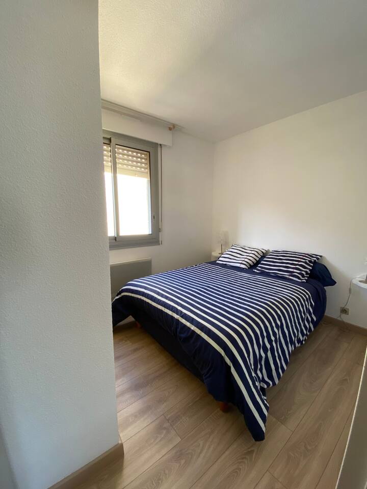 стая, оборудвана с легло от 140 х 200 и голям гардероб за съхранение на спално бельо.