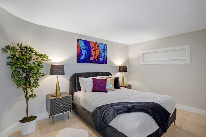غرفة النوم الداخلية الثالثة (بدون نوافذ )، سرير بحجم وسط ، خزانة ، تلفزيون بث روكو