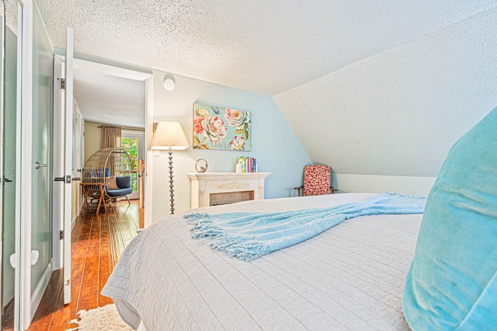 The Loft are with twin trundle bed is directly outside of the King bedroom. Easy access for those traveling with young children.
